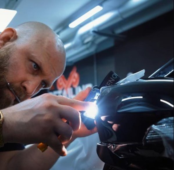 Мастер Азур проверяет оклейку Toyota Camry KPPF #24 — Barmaley Design Москва