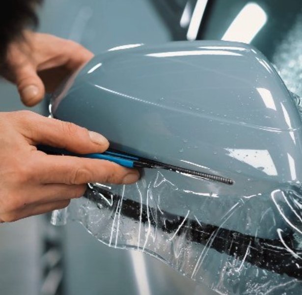 Оклейка зеркала BMW 5 серии плёнкой KPPF #24 — ProAvto Уфа