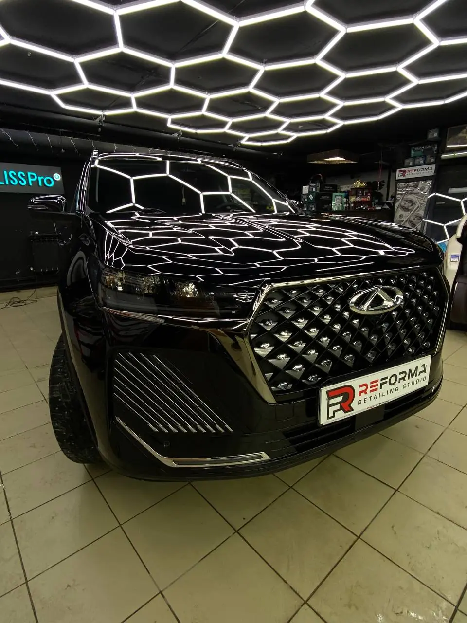 Автомобиль с глянцевой защитной плёнкой — пример 2