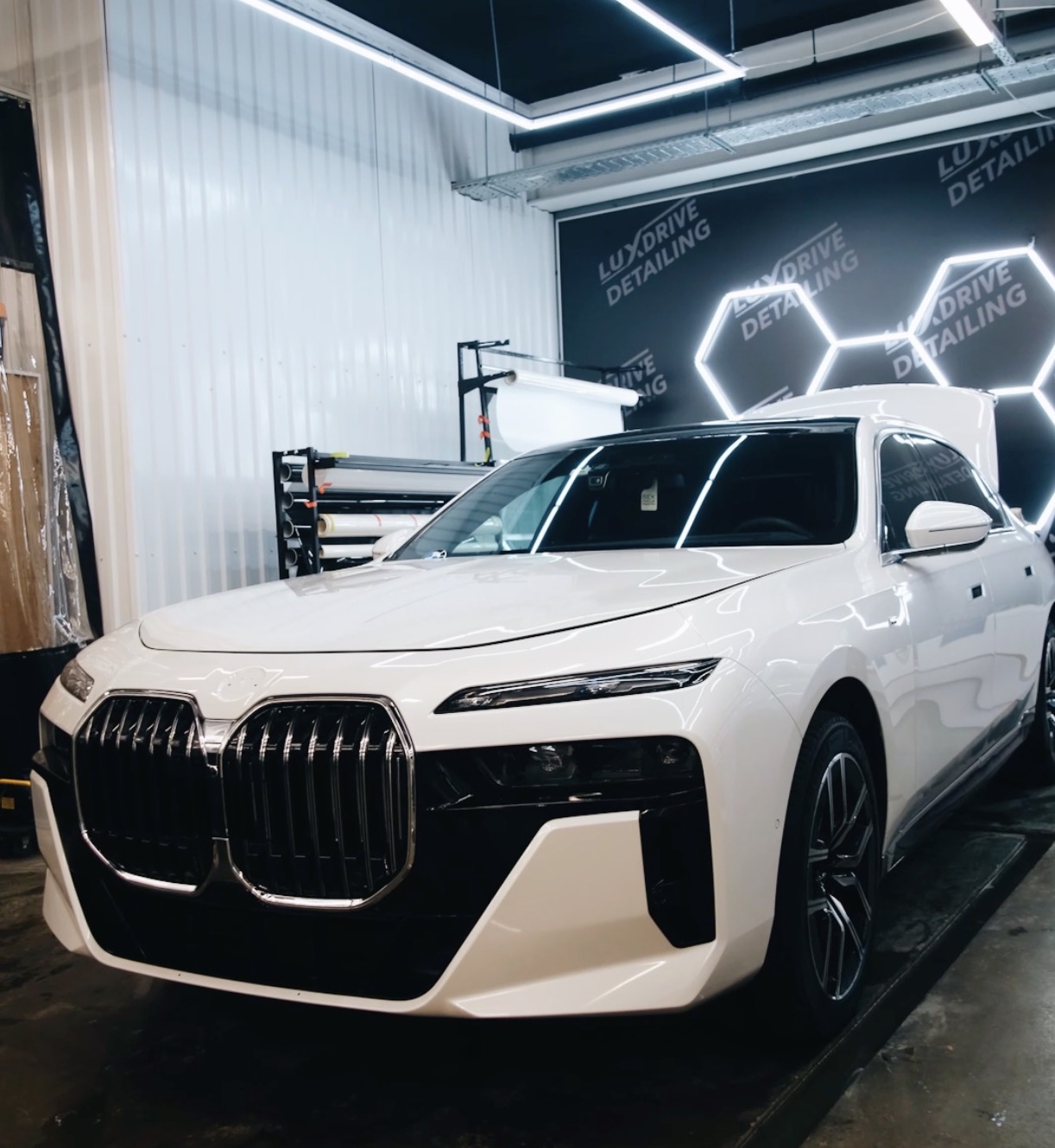 variantyi-bronirovaniya-belyix-mashin-ot-chastichnoj-do-polnoj-oklejki_2