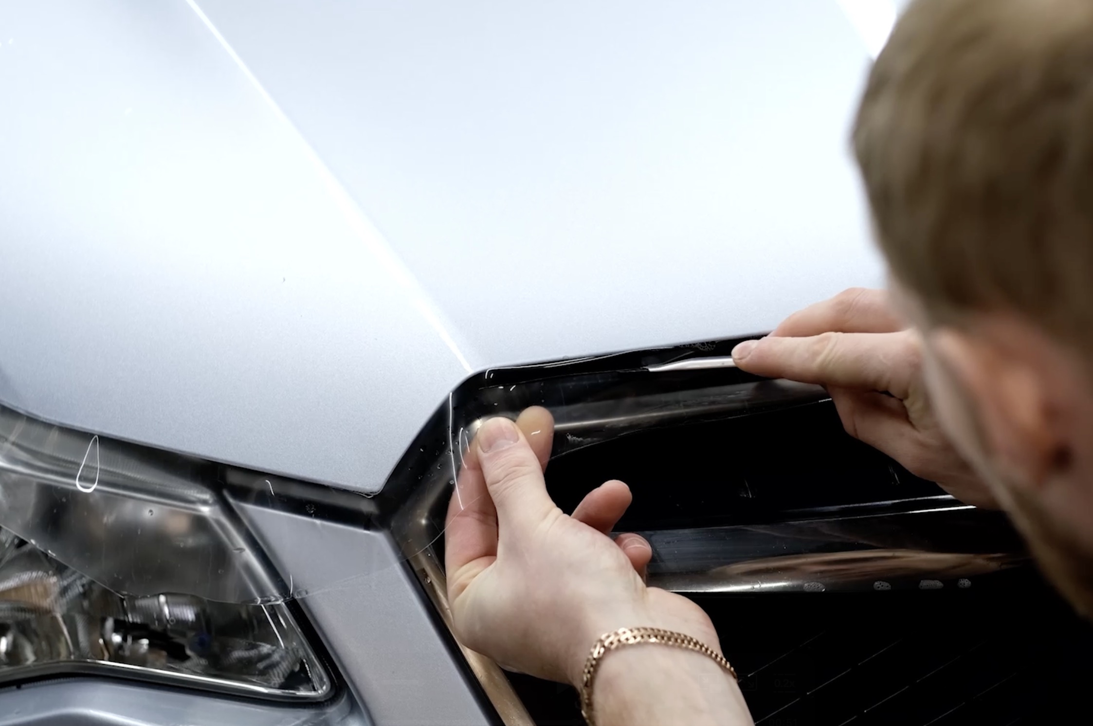 broneplenka-na-beluyu-mashinu-vyibor-materiala-i-nyuansyi-ekspluataczii_4